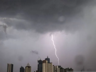 BMKG: Waspada hujan petir banjir rob-gelombang laut 4 meter pada Kamis