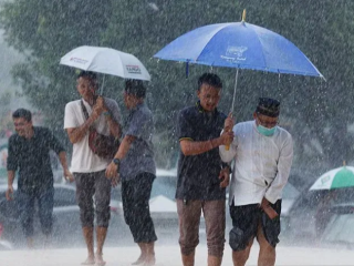 BMKG: Waspada cuaca panas, hujan petir hingga banjir rob pada Sabtu