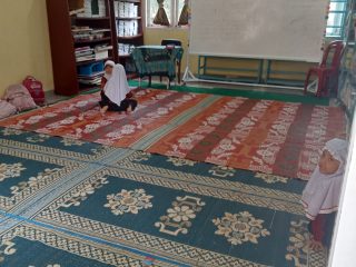 Krisis Fasilitas di SDN 005 Langgini: Tiga Kelas Terpaksa 'Numpang' di Mushala dan Perpustakaan