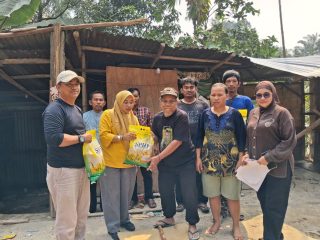 Rumah Triplek Wak Ditan Hancur Dibelah Pohon Sawit, Wabup Siak Gerak Cepat Salurkan Bantuan
