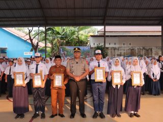 Ajak Siswa Cintai Alam, Kapolres Kampar Tanam 10 Pohon di SMPN 1 Bangkinang